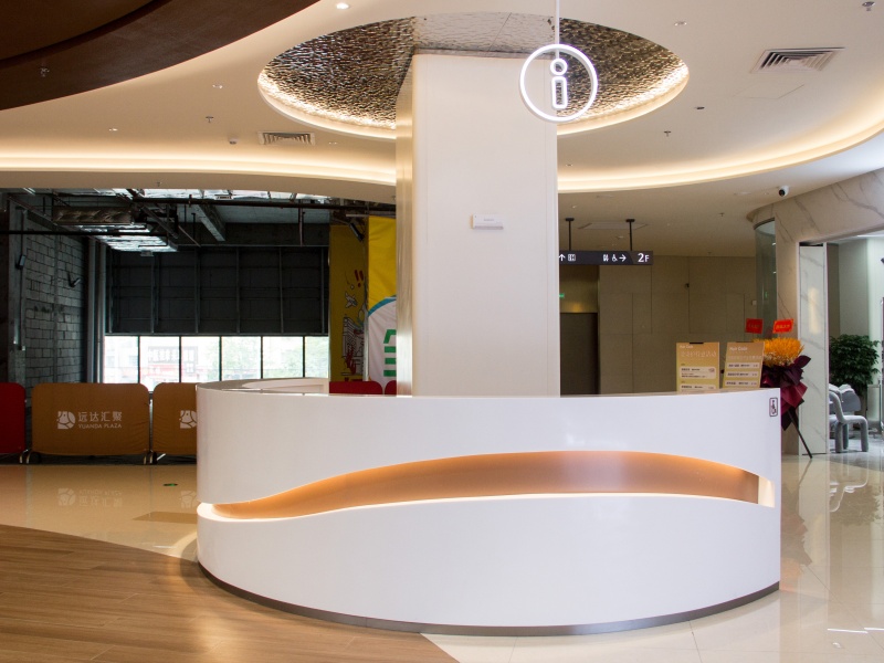 A superfície sólida GELO transforma espaços modernos de shoppings com soluções personalizadas e integradas.